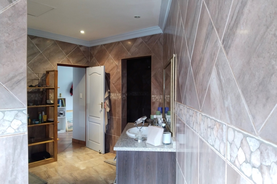 5 Bedroom Property for Sale in Meerhof North West